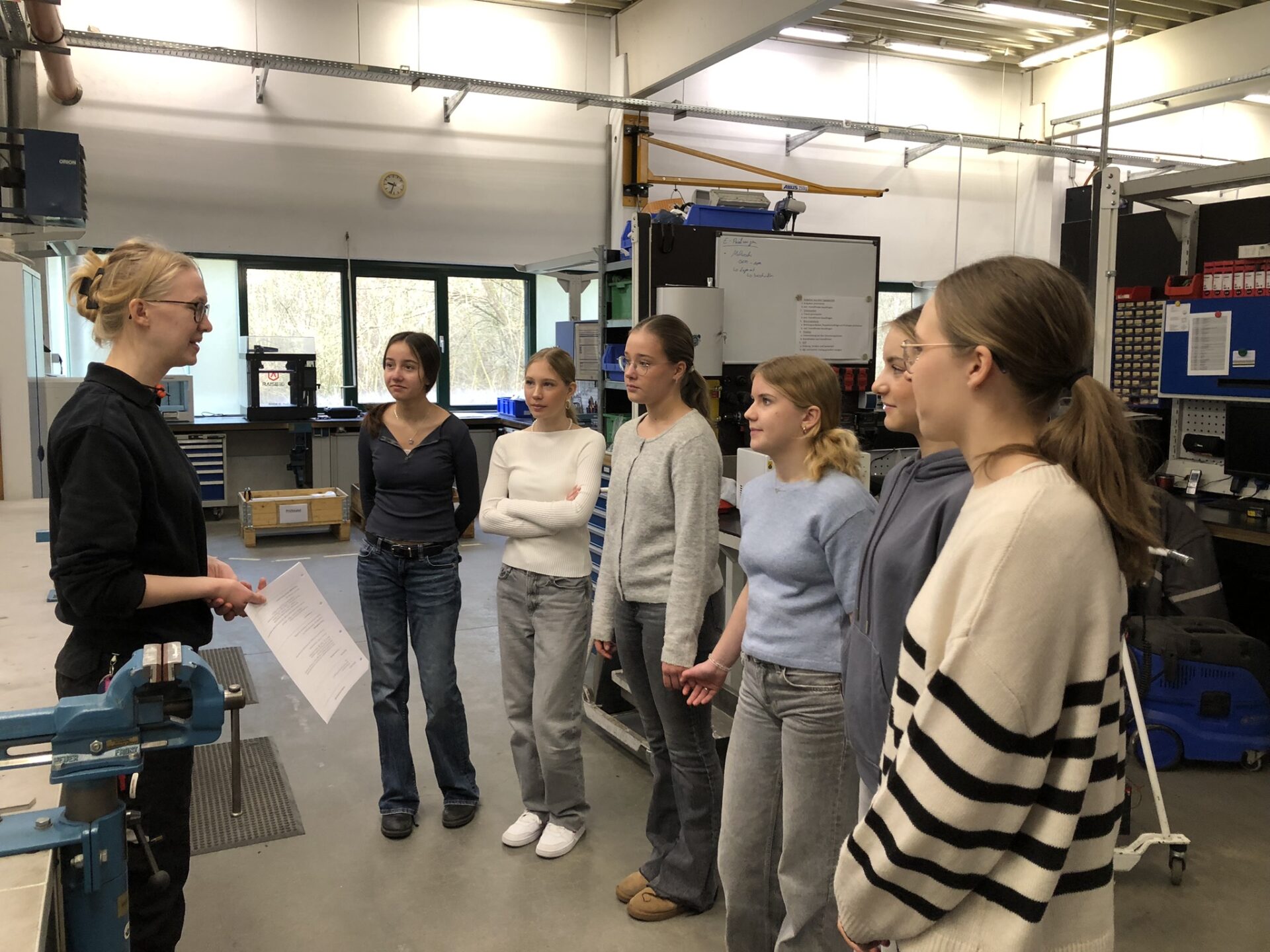 Auszubildende Industriemechanikerin und Schülerinnen beim Rundgang -- Foto: Ann-Christin Hogen