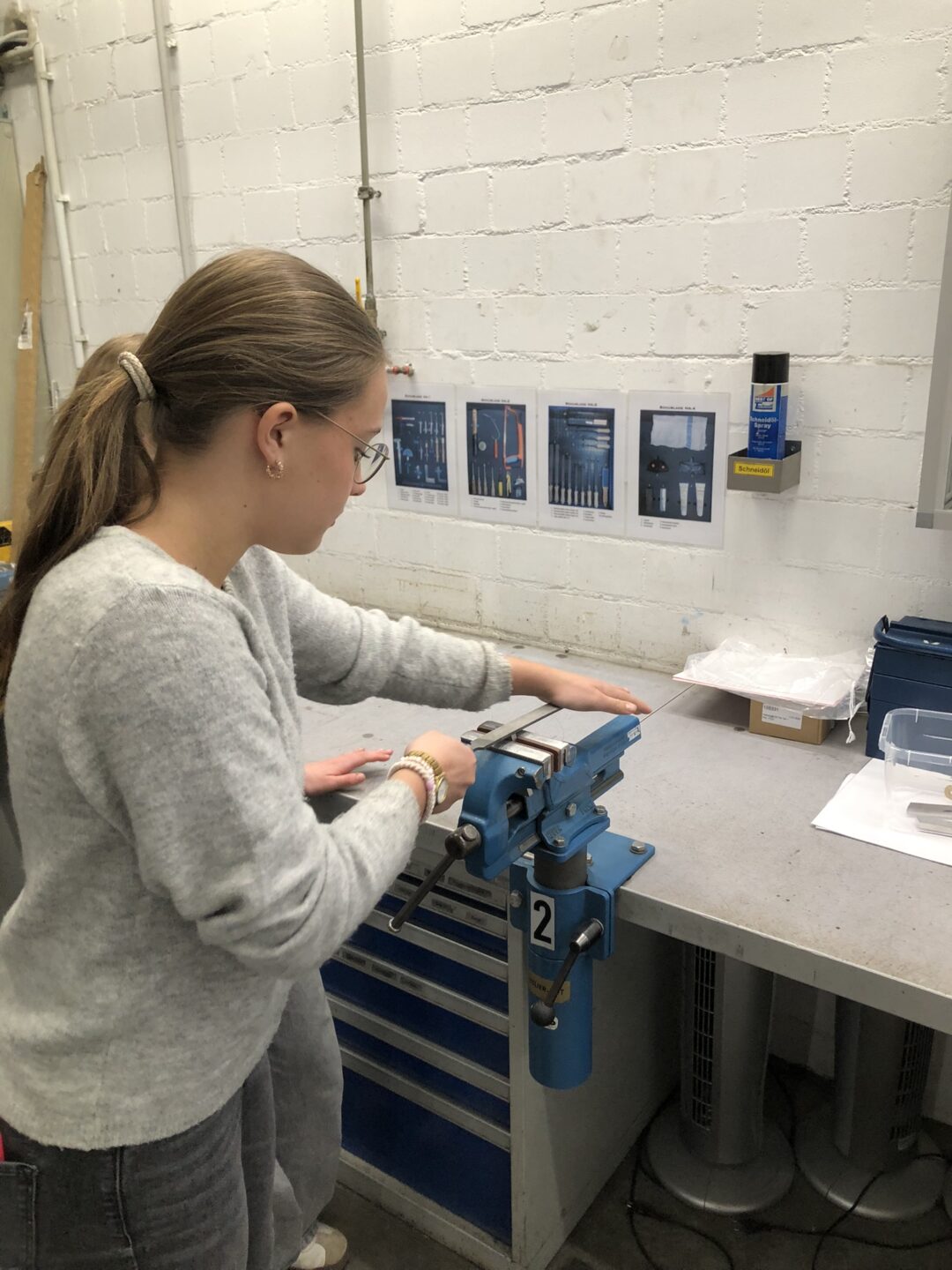 MINT4girls-Teilnehmerin beim Feilen eines Werkstücks -- Foto: Ann-Christin Hogen