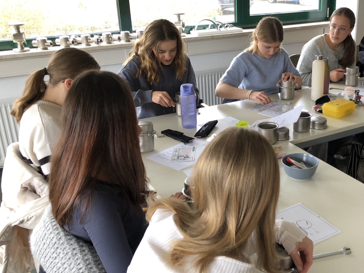 Schülerinnen beim Bau der Spardosen -- Foto: Ann-Christin Hogen